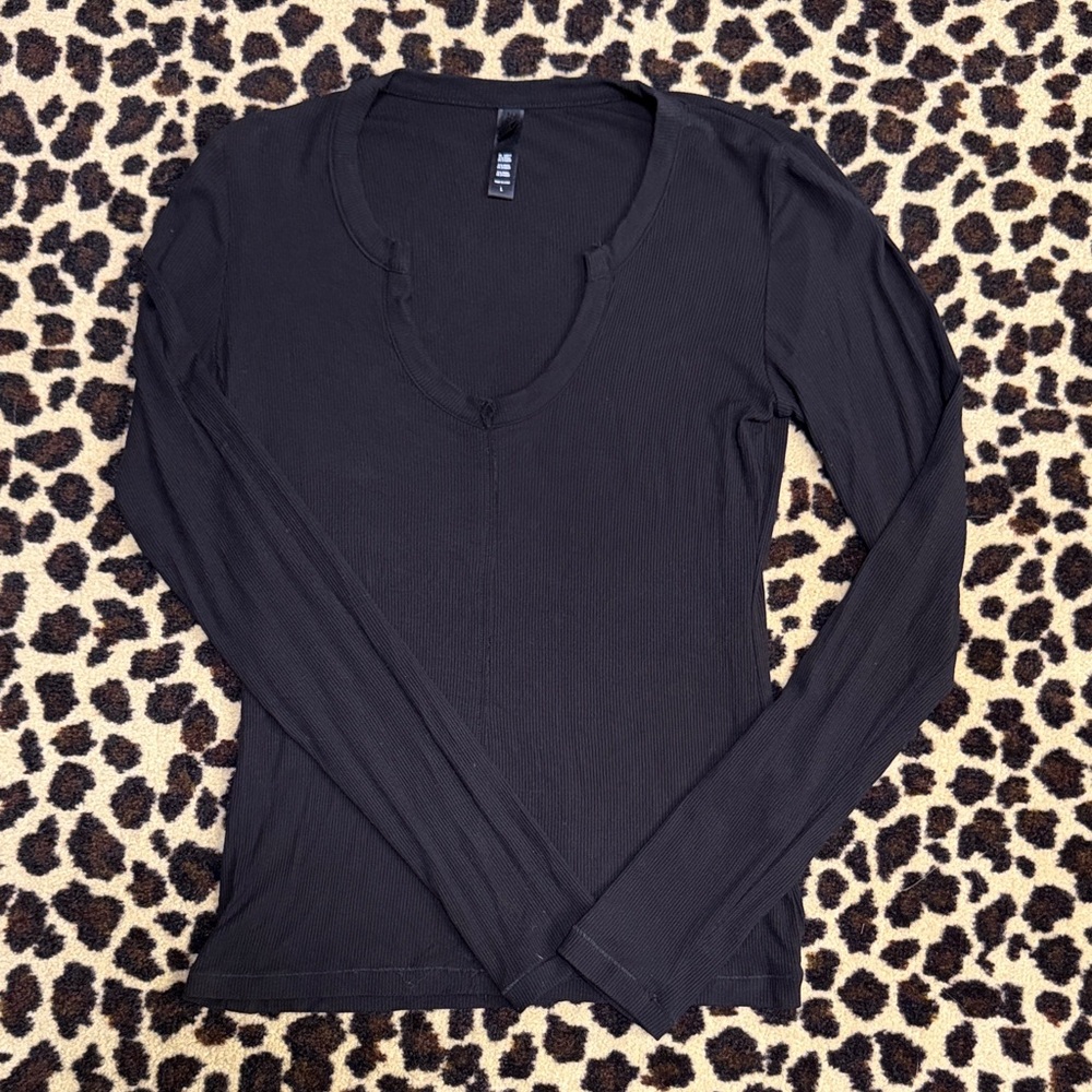 SKIMS Soft Lounge Split Neck Long Sleeve Top Black Size L - Picture 2 of 4